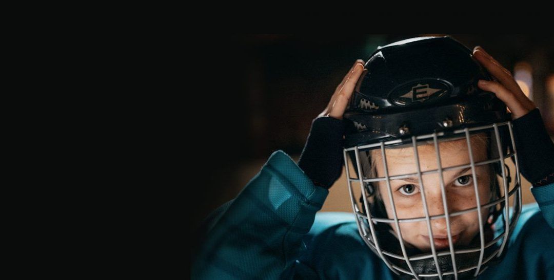 Mit keres egy tizenegy éves lány a profi jégkorong világában?
